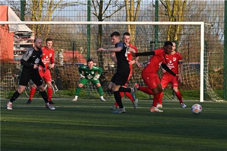 Stabilisator. Michel Boateng (am Ball) – hier beim 3:0-Sieg in Hinte – hat sich beim FC Norden zum Leistungsträger entwickelt. Sonntag hat der Bezirksligist den SV Großefehn zu Gast. Foto: Ute Bruns