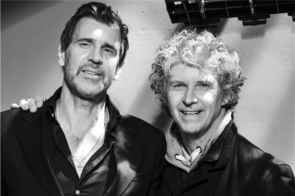 Starfotograf Vincent Peters gibt Workshop auf Norderney Star-Fotograf Vincent Peters mit seinem Freund und Kollegen Mario Dirks. Foto: Weinhold