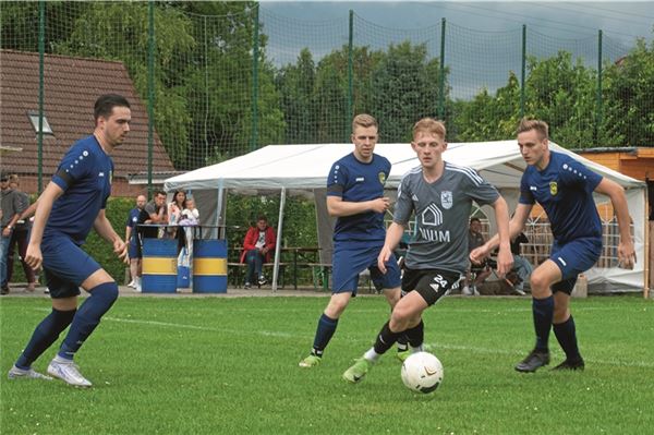 Stark gefordert. Der SV Hage – am Ball Neuzugang Torben Eggers beim Störtebeker-Cup in Halbemond – will gegen den TuS Pewsum bestehen. Foto: Hinrich Saathoff