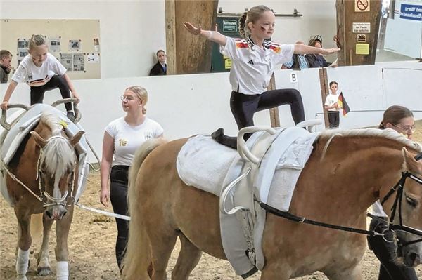 Akrobatik, Teamgeist und Eleganz Starke Sparte beim Reit- und Fahrverein Westerende. Am Wochenende stehen wieder die Voltigiererinnen auf der schmucken Anlage im Rampenlicht. Foto: Privat