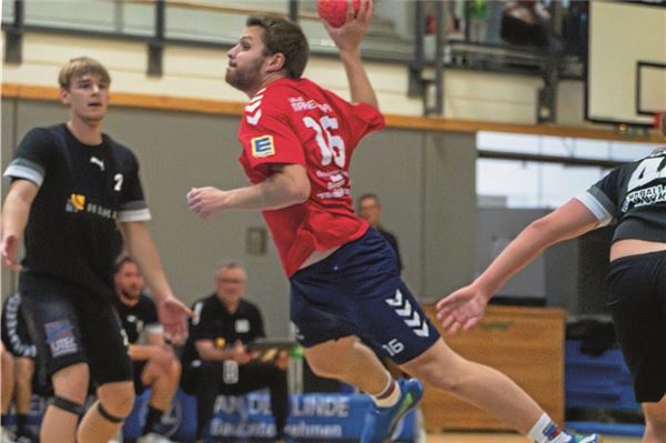 Starker Rückkehrer. In seinem ersten Saisonspiel markierte Menke Poppinga zehn Tore. Krönung war das 35:35. Foto: Ute Bruns