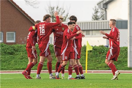 Starker Zusammenhalt beim Spitzenreiter TuS Pewsum. „Jeder hat Spaß und investiert viel für seine große Leidenschaft“, sagt Trainer Jonas Petersen. Foto: Ute Bruns