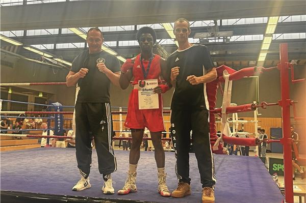 Starkes Finale. Ousmane Diallo verteidigte seinen Titel als Niedersachsenmeister souverän – sehr zur Zufriedenheit seiner BCN-Trainer Michael Bochardt (l.) und Patrick Janssen. Foto: Privat