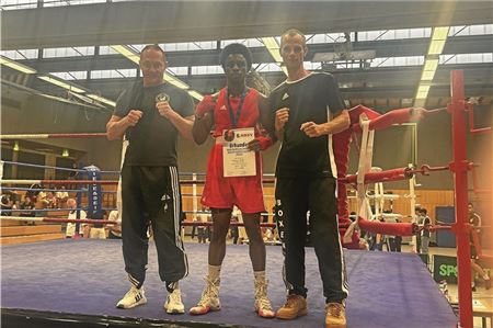 Starkes Finale. Ousmane Diallo verteidigte seinen Titel als Niedersachsenmeister souverän – sehr zur Zufriedenheit seiner BCN-Trainer Michael Bochardt (l.) und Patrick Janssen. Foto: Privat