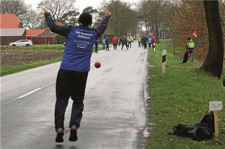 Start an der Tarbarger Landstraße. Auf dem Hofgelände Sieling (l.) erfolgen die Siegerehrungen. Foto: Wolfgang Böning