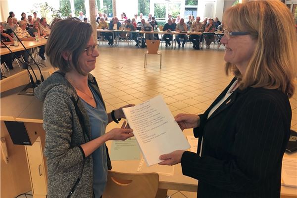 Stefanie Doolmann (l.) hatte Bürgermeisterin Hilke Looden vorab noch eine Liste mit Unterschriften überreicht.