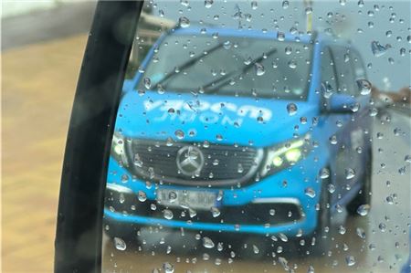 Stehen im Regen und werden jetzt aus dem Inselbild verschwinden: die Multi-Vans von Mooev. Fotos: Noun