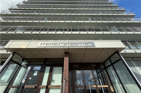 „Erst müssen die Mängel beseitigt sein“ Steht bis auf die Parterrewohnungen derzeit leer: Der Kaiserhof. Foto: Noun