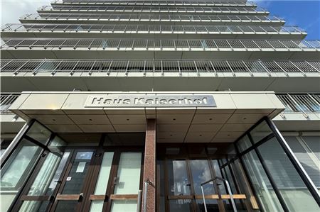 Steht bis auf die Parterrewohnungen derzeit leer: Der Kaiserhof. Foto: Noun