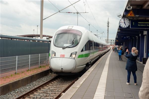 Steht möglicherweise ab Ende des Jahres auf der Kippe: der Fernverkehr der Deutschen Bahn bis Norddeich Mole.
