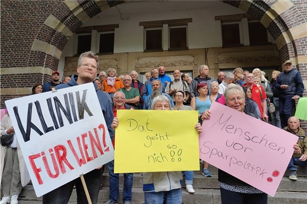 Emden wird das Votum des Bürgerentscheids von 2019 aussetzen Stiller Protest vor der Ausschusssitzung. Foto: Till Oliver Becker