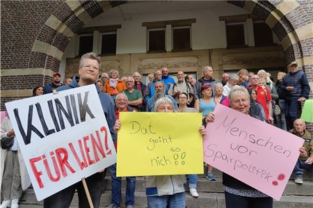 Stiller Protest vor der Ausschusssitzung. Foto: Till Oliver Becker