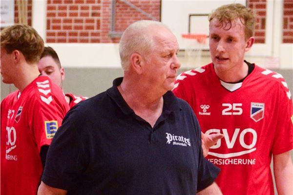 Stinksauer. TuRa-Trainer Klaus Näckel (rechts Lutz Bohlken) war vom Auftritt seiner Mannschaft bei der SG Teuto Handball nach sechswöchiger Pause schwer enttäuscht. Foto: Hinrich Saathoff