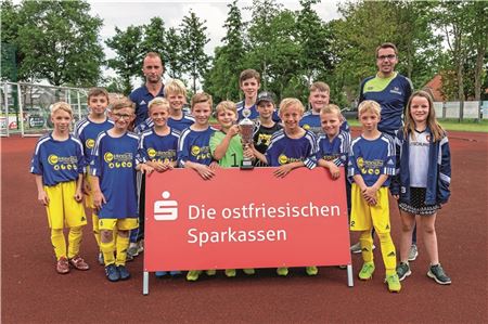 Stolze Pokalsieger. Die E-Junioren des TuS Halbemond trumpften in der vergangenen Saison bei der Endrunde in Ihlow stark auf und gewannen alle drei Partien. Das Foto zeigt (vorn, v. l.) Erik Krüssmann, Daniel Bretländer, Matthis ter Vehn, Nils Bruns, Collin Ahrens, Julian Uphoff, Torben Neemann, Damian Aschmann, Luisa Davids sowie (hinten, v. l.) Elias Aschmann, Leon Allgaier, Trainer Klaus Schröder, Janno Schoolmann, Hendrik Davids, Niclas Rocker und Trainer Heiko Fischer.