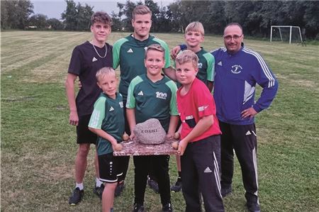 Stolze Titelverteidiger. Erneut sicherte sich die Auswahl des Kreises Norden den traditionsreichen Gerd-Gerdes-Pokal. Erfolgreich waren (oben, v. l.) Joel Koch (Ostermarsch), Hauke Roolfs, Lias Meyerhoff (beide Südarle), Ralf Look (Großheide), (vorn, v. l.) Lukas Dollmann, Max Jordan und Thore Bussmann (alle Südarle). Foto: Holger Roolfs