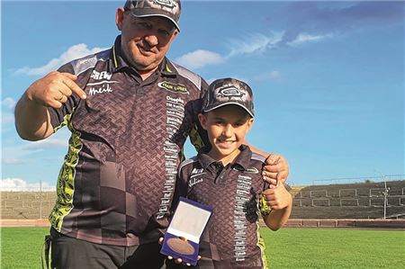 Stolzer DM-Medaillengewinner. Zusammen mit Trainer Meik Lüders präsentiert Julius Ruschmeier Bronze im Motodrom. Foto: Privat