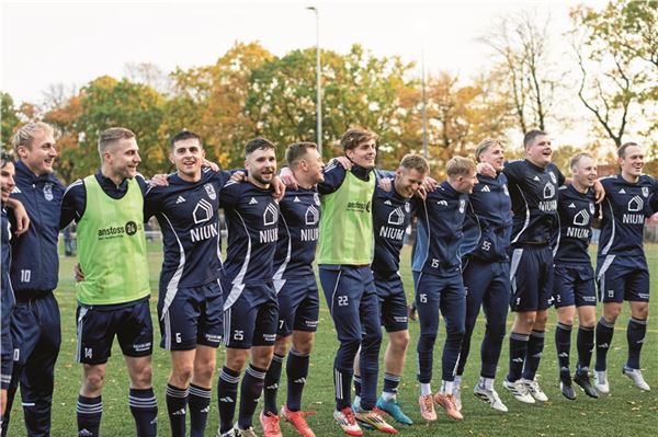 Strahlende Derbysieger. Die Fußballer des SV Hage zeigten eine überzeugende Leistung und setzten sich verdient im prestigeträchtigen Nachbarschaftsvergleich beim FC Norden durch. Fotos Meret Edzards-Tschinke