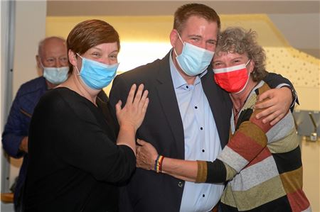Strahlende Gesichter bei der SPD: Fraktionschefin Julia Feldmann und Ratsfrau Bettina Behnke gratulieren Florian Eiben zu seinem Wahlerfolg.