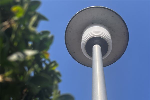 Straßenlaterne im Wohngebiet Süderneuland: Wird schon um 23 Uhr dunkel. Das finden nicht alle Anlieger toll.