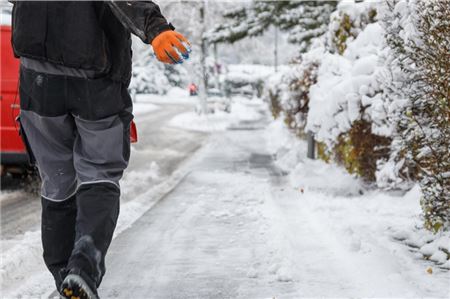 Streusalz ist Mangelware und ohnehin nicht gut für Böde, Gewässer und Tiere.