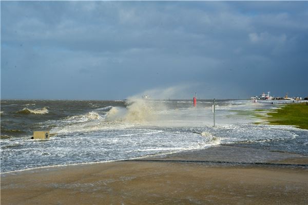 Sturmfluten können großen Schaden anrichten. Hier überflutete die Sturmflut Ylenia im Februar 2022 die Wasserkante in Norddeich.
