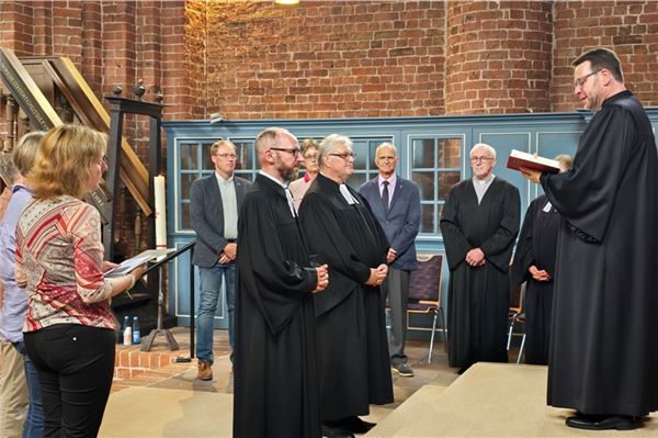 Superintendent Christian Neumann (r.) führte am Sonntag die beiden Marienhafer Pastoren Klemens Niemann und Stefan Schneider offiziell in ihr neues Amt ein.