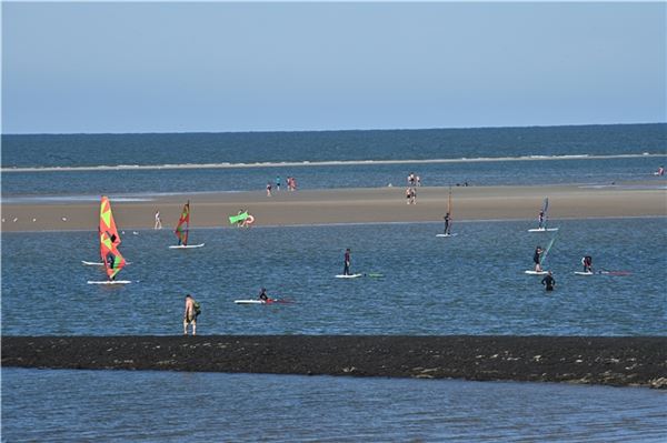 Surfen auf Baltrum: Die Touristiker an der Küste freuen sich über leicht gestiegene Übernachtungszahlen im ersten Halbjahr 2023
