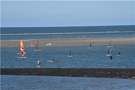 Surfen auf Baltrum: Die Touristiker an der Küste freuen sich über leicht gestiegene Übernachtungszahlen im ersten Halbjahr 2023