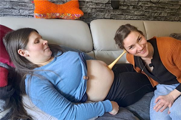 Hebamme auf Inselmission Susanne Bargstaedt und Hebamme Britta Kremberg bei der Vorsorgeuntersuchung. Die Herztöne des Babys werden mit dem Holzhörrohr abgehört. Foto: NDR, Birgit Stamerjohanns