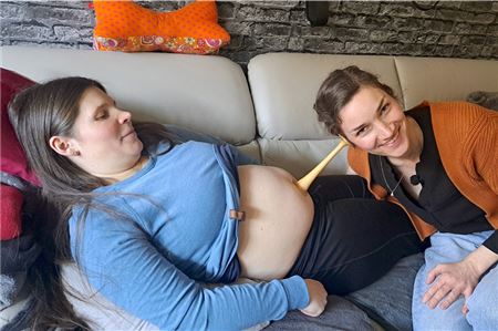 Susanne Bargstaedt und Hebamme Britta Kremberg bei der Vorsorgeuntersuchung. Die Herztöne des Babys werden mit dem Holzhörrohr abgehört. Foto: NDR, Birgit Stamerjohanns
