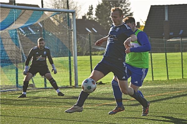 SV Hage II am Drücker. Zweimal ging der Spitzenreiter in Führung. Niels Rosendahl (am Ball) erzielte das 2:1. Doch postwendend glich der Verfolger SG Egels/Popens aus. Foto: Ute Bruns