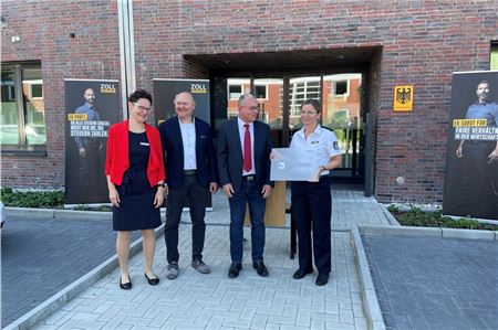 Symbolisch wurde am Montag der Schlüssel für das neue Dienstgebäude der Finanzkontrolle Schwarzarbeit übergeben: Anett Janiszewski (Staatliches Baumanagement, v. l.), Christian Thomas (Projektleiter, Bundesanstalt für Immobilienaufgaben), Georg Zeisberg (Bundesanstalt für Immobilienaufgaben) und Stephanie Grotheer (Regierungsdirektorin Hauptzollamt Oldenburg). Foto: Hauke Eilers-Buchta