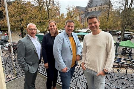 Symbolisieren den Schulterschluss für eine zukunftsfähige Innenstadt (v. l.): Günther Schneider (Wirtschaftsforum), Ingrid Rump (Fachdienstleiterin Wirtschaftsförderung), Florian Eiben (Bürgermeister) und Björn Haver (Wirtschaftsforum).