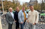 Symbolisieren den Schulterschluss für eine zukunftsfähige Innenstadt (v. l.): Günther Schneider (Wirtschaftsforum), Ingrid Rump (Fachdienstleiterin Wirtschaftsförderung), Florian Eiben (Bürgermeister) und Björn Haver (Wirtschaftsforum).