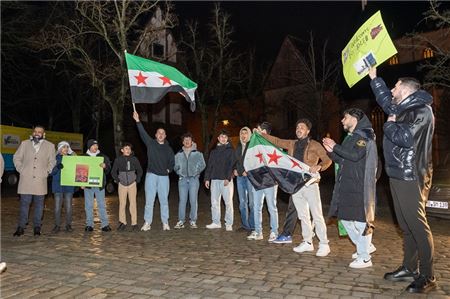 Syrerinnen und Syrer drückten ihre Freude über Veränderungen aus. Foto: Ute Bruns