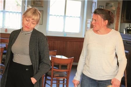 Szenenbild: Susi (Maike Rosenboom, rechts) hat Lisa (Stephanie van Doorn) viel zu erzählen.