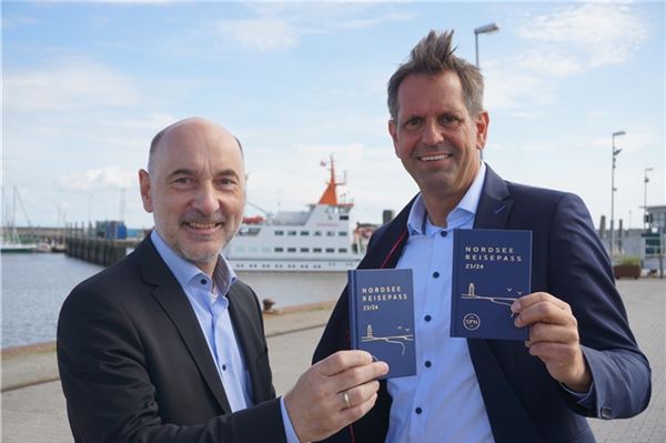 Tano-Geschäftsführer Mario Schiefelbein und Wirtschaftsminister Olaf Lies: Der Nordsee-Reisepass animiert zum Reisen und Sammeln und fördert Umweltprojekte.