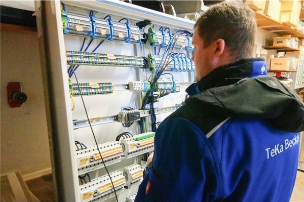 Techniker bei der Installation des Verteilerschrankes für dieFeuerwehr. 