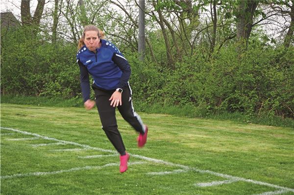 Technisch versiert. Bianca Brunken tritt mit dem Rundschlag an, der bei den Frauen selten zu sehen ist. Foto: Marcel Brunken