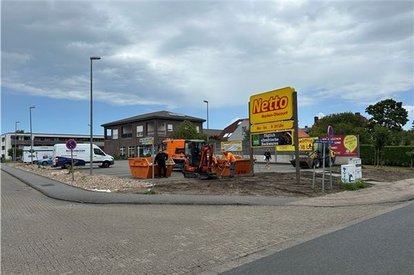 Teile der Steinwüste vor dem Discounter wurden schon aufgenommen. Die ehemalige Grünfläche soll wieder rekultiviert werden. Fotos: Noun