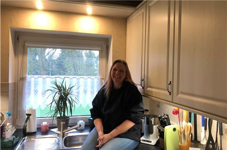 Tetje Begemann in und auf ihrer Küche. Hier entstehen die meisten Videos der 44-Jährigen. Foto: Hauke Eilers-Buchta