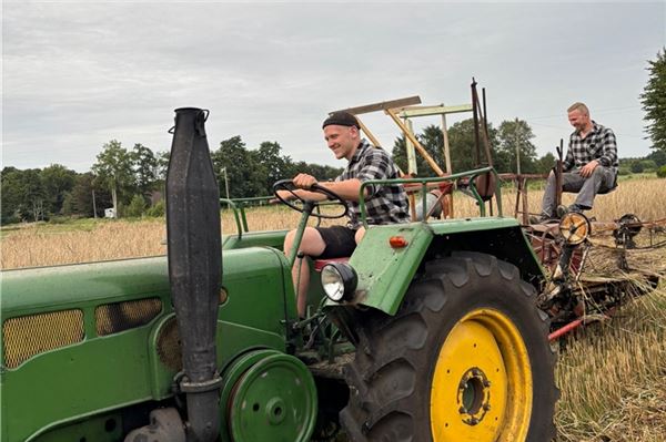 Tradition trifft Technikbegeisterung in Rechtsupweg Thade (auf dem Trecker) und Keno Fleßner (auf der Mähmaschine) mähten schon vor vier Wochen den Roggen für das Döschkefest.