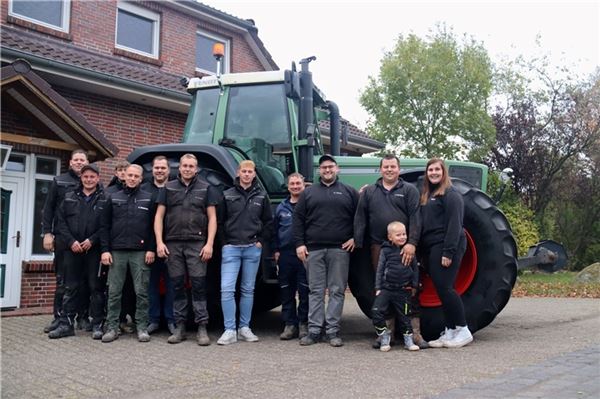 Thilo Klaaßen mit seinem Sohn, seiner Lebensgefährtin Ines Janssen (rechts ), und dem gesamten Team von Agrar-Service Klaaßen. 