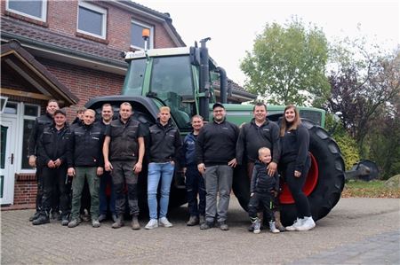 Thilo Klaaßen mit seinem Sohn, seiner Lebensgefährtin Ines Janssen (rechts ), und dem gesamten Team von Agrar-Service Klaaßen. 