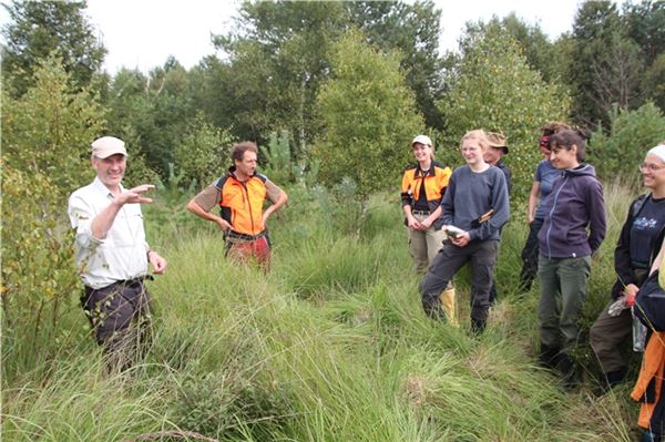 Bergwaldprojekt erstmals in Ostfriesland Tido Bent (l.) erklärt den Teilnehmenden die Besonderheiten der Ochsenweide. Foto: Landesforsten
