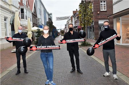 Tido Ruhr (v. l., SKN), Ilka Löhr (Intersport Reinhardt), Horst Backer (Silomon), Lothar Olejnik-Diesing (Paletti Jeans) laden ein zum Swart Freedag.