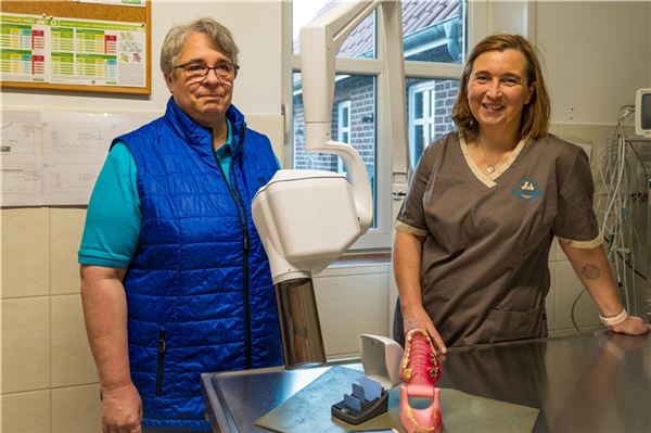 Tierärztin und Inhaberin Mabel Niedieker (rechts) und Tierärztin Dr. Kay Alexandra Hof. 