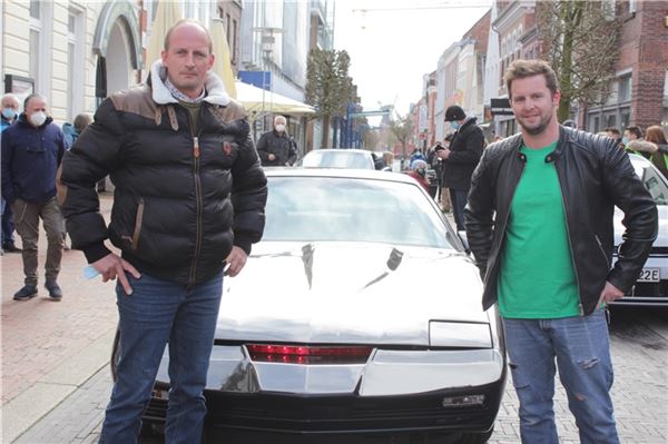 Timo Gerdes (links) und Thomas Hagemann haben über Jahre hinweg das Kultauto K.I.T.T. nachgebaut. 