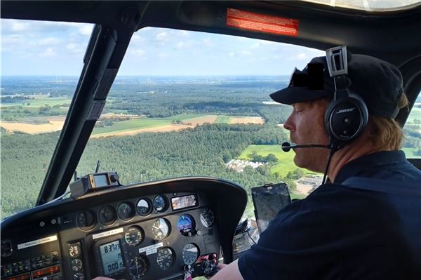 Timo Krabiell gilt mit seinen über 6000 Flugstunden als überaus erfahren. Er wird den Hubschrauber in der nächsten Woche über Ostfriesland steuern – und dabei auch Wunschziele der Passagiere anfliegen.