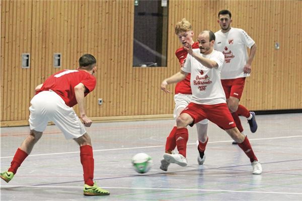 Titelverteidiger auf lange Sicht. Der FC Norden um Kevin Mennenga (am Ball) und Eugen Keller (r.) holte 2023 die Stadtmeisterschaft. Jetzt gibt es ein neues Turnier. Foto: Johannes Müller